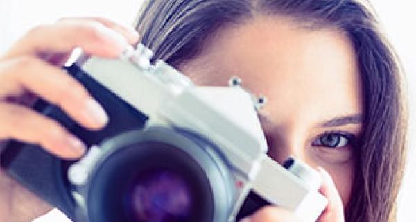 lady holding a camera to her eye about to take a photo