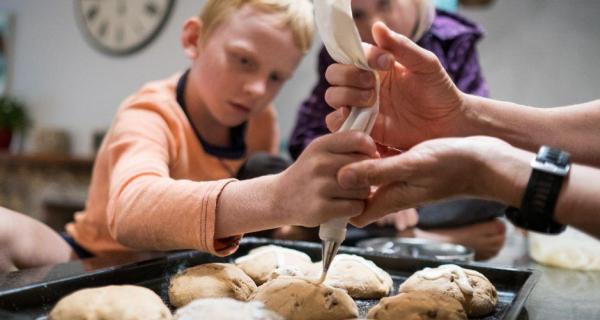 Kids making hot cross buns 