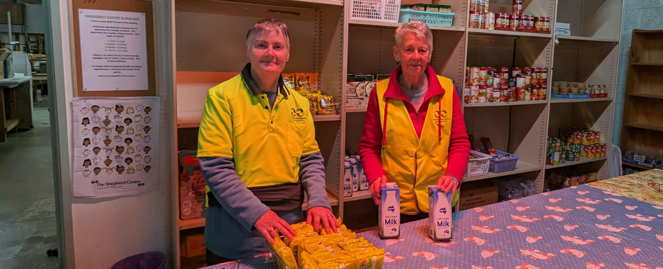 Two people with food at Eastern Emergency Relief Network